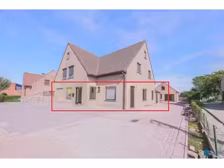 maison spacieuse avec local commercial et garage indépendant