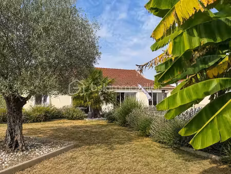 maison de plain-pied avec piscine et terrain de 1 039 m² – gastins