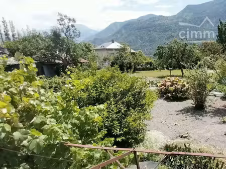 maison traditionnelle de village avec jardin  caves et garage