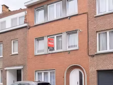 immeuble de rapport solide avec 3 appartements et jardin