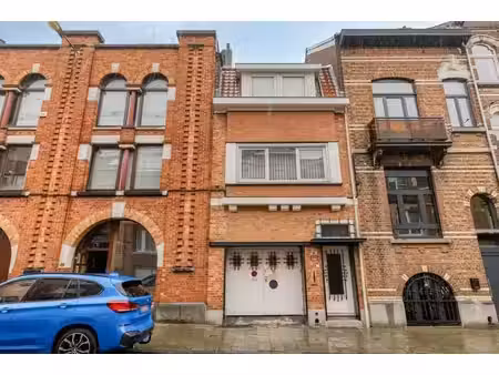spacieuse maison de ville avec garage  idéalement située