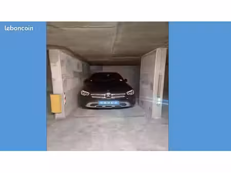 rare- beau parking en plein carré d'or -convient à un 4/4 ou à un suv