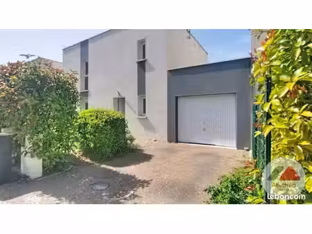 maison contemporaine avec jardin terrasse et garage