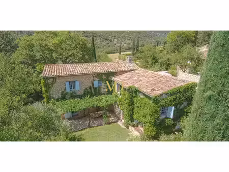 propriété avec piscine et jardin villars (84)