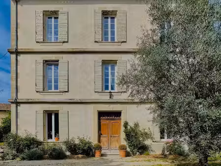 maison de maître au pied de la colline de montfuron - reillanne