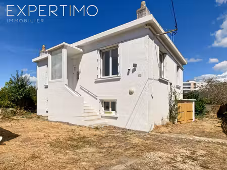 exclusivité – pertuichaud-plaisance – maison rénovée avec garage et annexes.