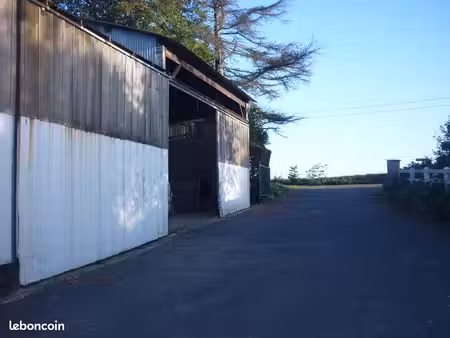 emplacement camping car dans hangar fermé