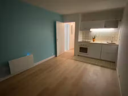 studio 23m2 à l’année avec grande cave  parking et balcon
