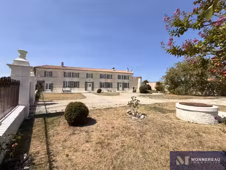 demeure en pierre renovee avec piscine  jardin et annexe