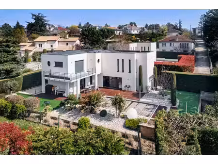 maison contemporaine de 187m2 sur son terrain de 1000m2.