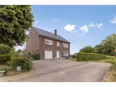 maison avec 4 chambres  garage et jardin magnifique
