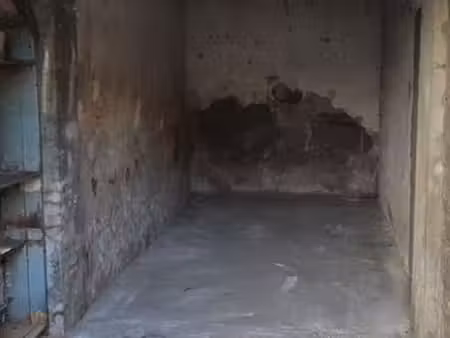 garage fermé à l’arrière d’une maison