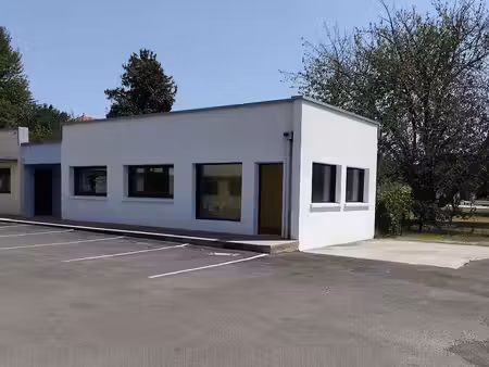 local professionnel 50 m² rénové - parking privatif - disponible immédiatement / souillac