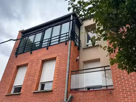 grand studio avec petit balcon et stationnement