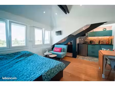 ? studio rénové face mer – pontaillac – disponible septembre à juin