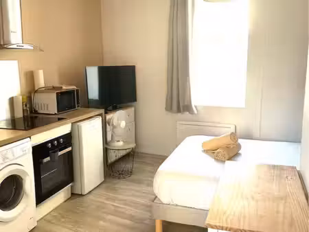 studio avec terrasse gare/chateauvert eau-électricité-chauffage-internet inclus