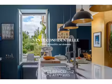 maison de caractère en plein bourg avec vie de plain pied  garage et ravissant jardin.