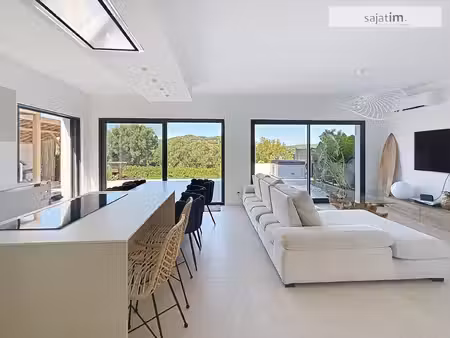 très belle maison contemporaine et sa vue dégagée