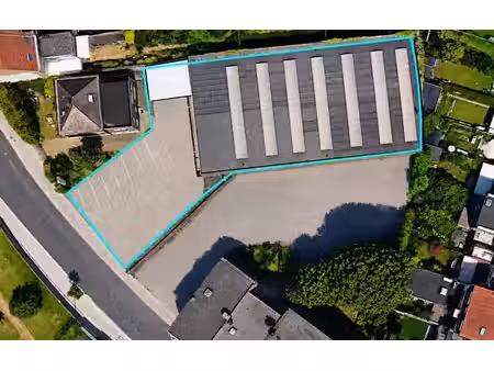 entrepôt ± 810 m2 | parkings 14 voitures + 2 camions