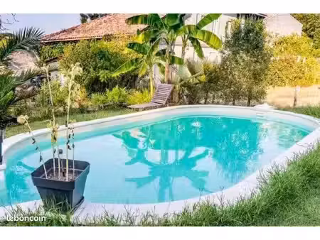 près coutras joli studio meublé 35 m2 donnant sur grand jardin avec piscine
