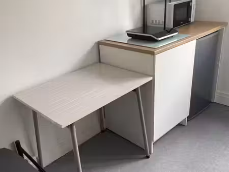 petite chambre meublée