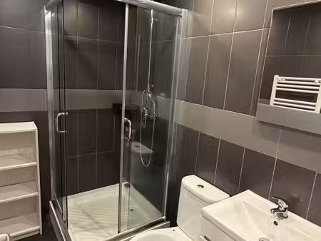 studio avec entrée indépendant dans une maison