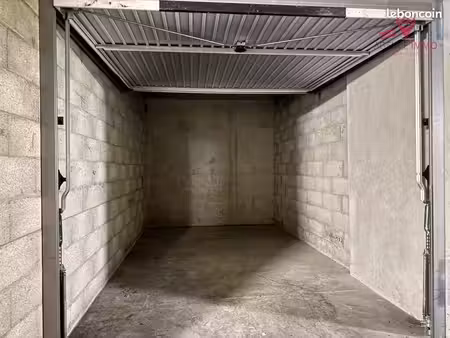 à louer garage / box fermé
