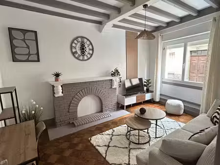 maison de ville meublee avec jardin  50 m de la place du marché  t3  refaite à neuf