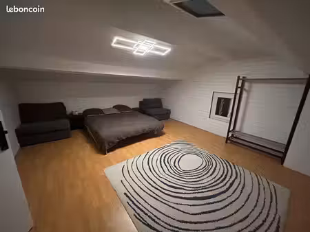 chambre à louer dans une grande maison avec piscine