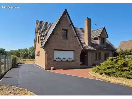 maison individuelle avec jardin  terrasse et 3 garages