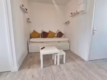 appartement meublé fraîchement rénové à louer toutes charges comprises dans un quartier tr