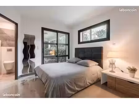 studio très calme avec parking et terrasse