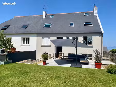 dans grande maison meublée t5 a louer avec vue sur la rade de brest lanveoc (29)