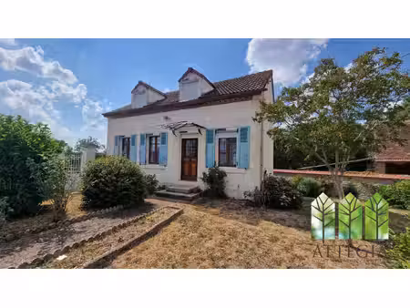 maison individuelle avec dépendances et terrain de 2 734 m²