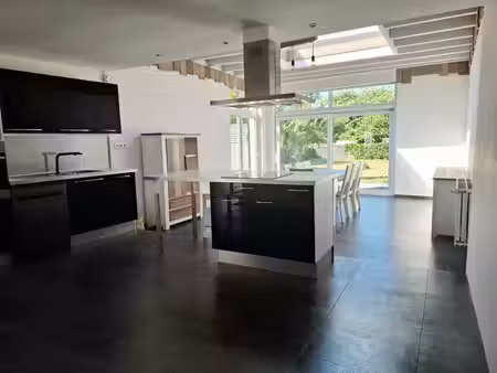 maison 3 façades lumineuse avec garage  terrasse et jardin