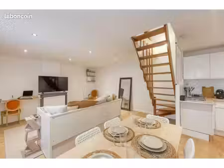 ? magnifique t2 duplex meublé – grande chambre – refait à neuf – parking privé ?