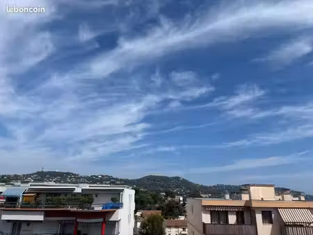 dernier étage – t2 lumineux avec terrasse et vue dégagée – le cannet