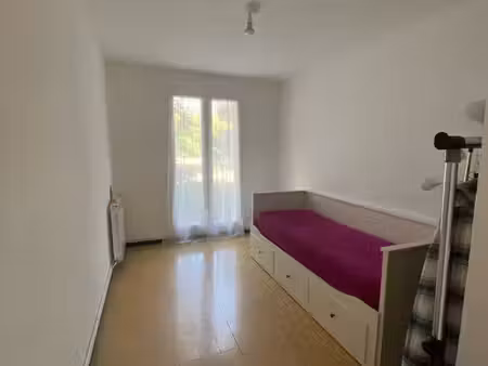 t3 traversant 56 m² avec balcon et cave
