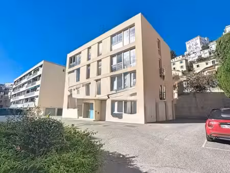 local professionnel centre grasse avec stationnement