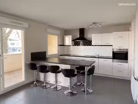 appartement t3 de 56 m² – terrasse 16 m² – parking privé – centre village saint pierre de 