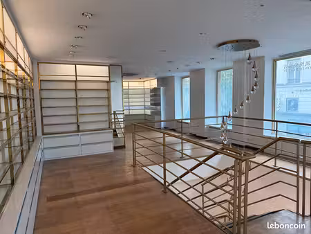 local 129 m² paris