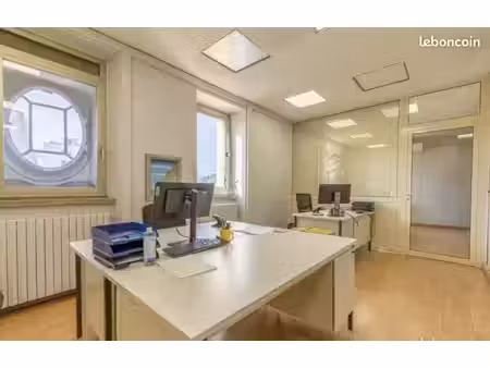 bureau 63 m²
