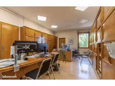 bureau 79 m²