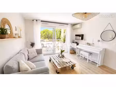 fréjus  joli appartement 2 pièces plein sud  parking privatif  résidence de standing