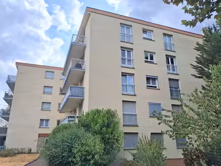 grand studio avec balcon  cave et place de parking