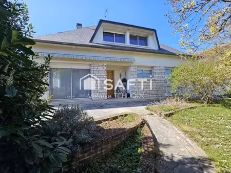 maison de ville avec 5 chambres sur sous sol total