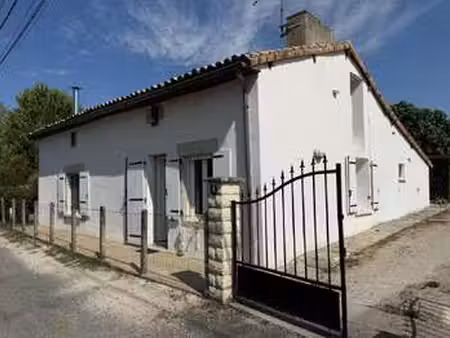 vente maison à ruffec (16700) : à vendre / 81m² ruffec