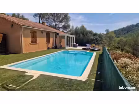 villa de plain-pied avec piscine 