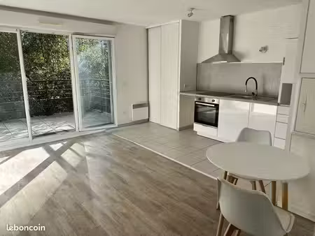 location cergy-le-haut – t2 meublé lumineux de 38 5 m² avec terrasse de 14 m² et parking