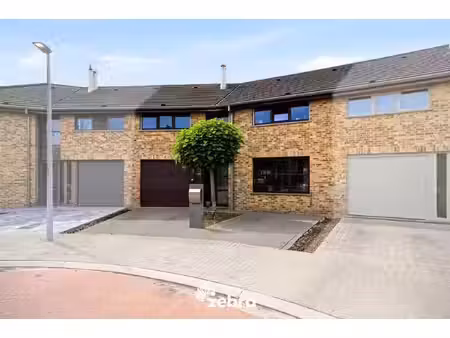 ruime gezinswoning met 4 slaapkamers  zuidgerichte tuin en garage in tielt!